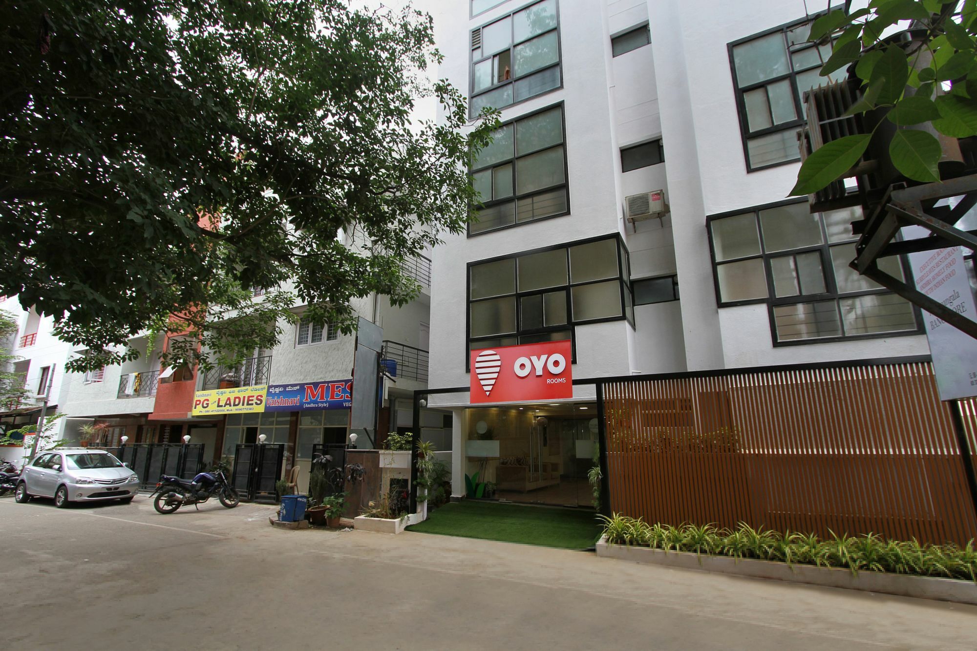 Capital O 5379 The Roy Grand Inns Bangalore Exterior photo